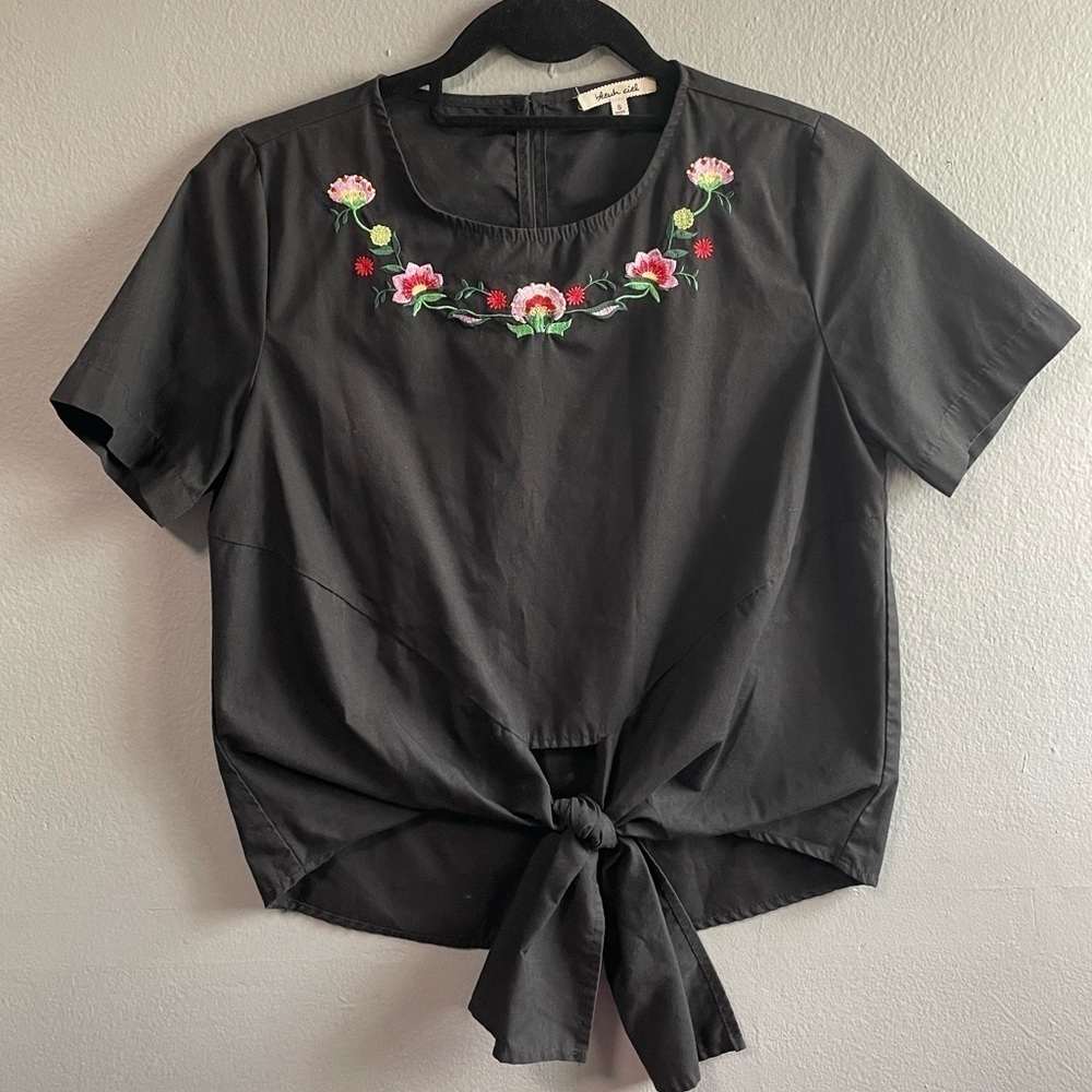 Bleuh Ciel embroidered front knot detail black top. Size Small.